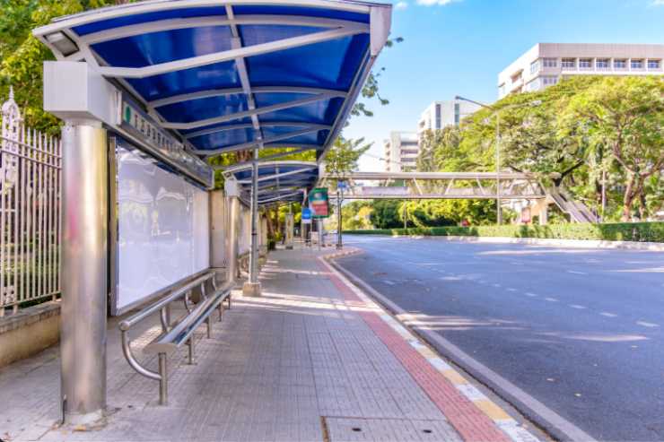 fermata dell'autobus vuota
