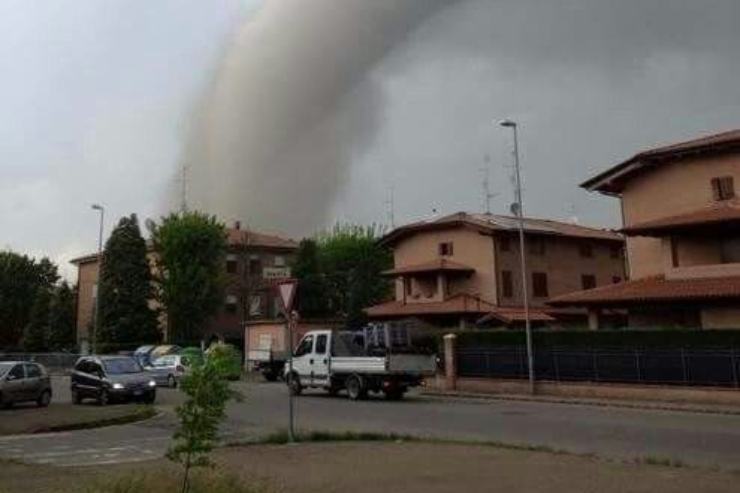 uragano si abbatte su una casa